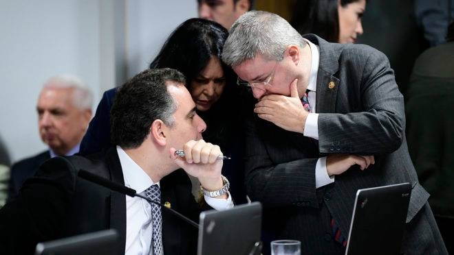 Senadores conversam durante a sessão do CCJ que aprovou novas regras para abuso de autoridade.