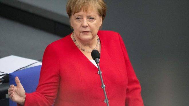 A chanceler da Alemanha, Angela Merkel, responde a questões dos parlamentares no Bundestag (a Câmara Baixa do Parlamento) em Berlim, 26 de junho