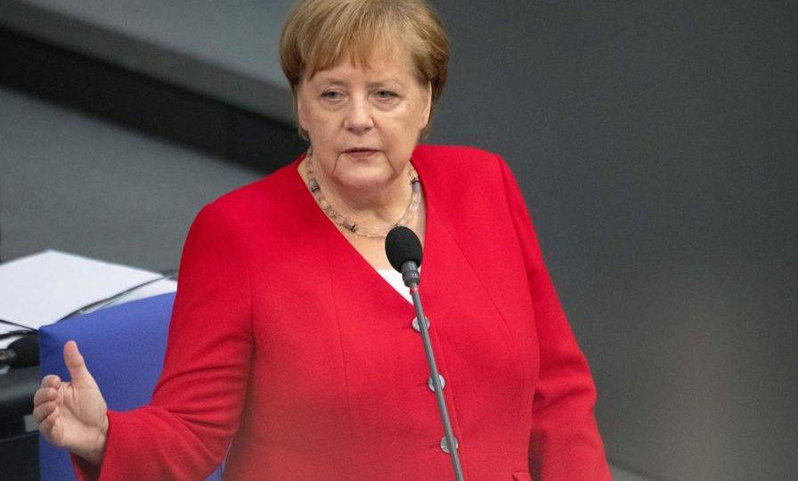 A chanceler da Alemanha, Angela Merkel, responde a questões dos parlamentares no Bundestag (a Câmara Baixa do Parlamento) em Berlim, 26 de junho