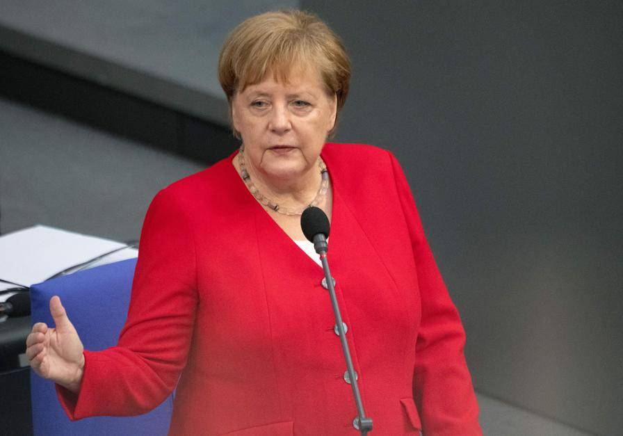 A chanceler da Alemanha, Angela Merkel, responde a questões dos parlamentares no Bundestag (a Câmara Baixa do Parlamento) em Berlim, 26 de junho