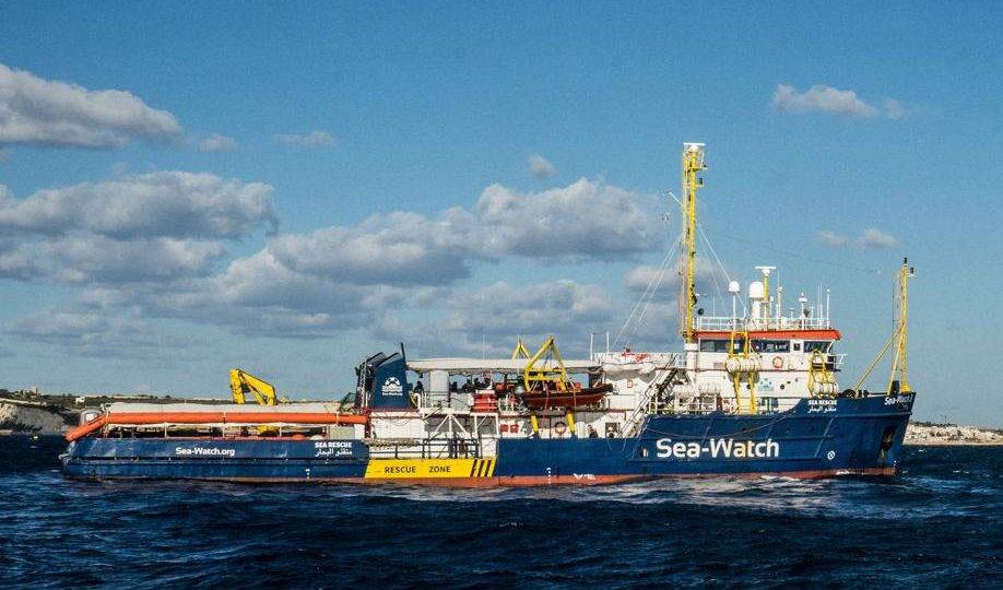 O navio de resgate Sea Watch 3, em 4 de janeiro de 2019, navegando ao largo da costa de Malta. A capitã do navio, de propriedade alemã, disse que entraria em águas italianas ilegalmente para levar 42 migrantes à terra após passar 13 dias no mar