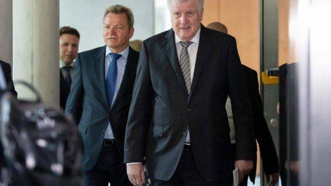 O ministro do Interior da Alemanha, Horst Seehofer (à direita), chega para uma reunião do comitê parlamentar sobre Questões Internas sobre o assassinato do chefe administrativo do distrito de Kassel, Walter Lübcke, em Berlim, 26 de junho. O principal suspeito confessou que matou o político por suas posições pró-imigração