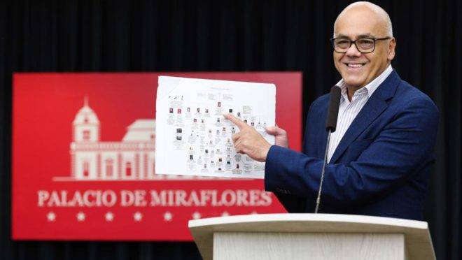 Foto distribuída pelo Palácio de Miraflores mostra o ministro da Comunicação do regime chavista, Jorge Rodríguez, durante uma coletiva de imprensa na sede da presidência em Caracas, 26 de junho. Ele denunciou um suposto plano de golpe e conspiração para assassinar Maduro