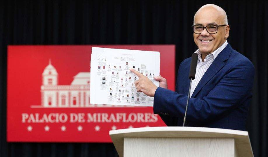 Foto distribuída pelo Palácio de Miraflores mostra o ministro da Comunicação do regime chavista, Jorge Rodríguez, durante uma coletiva de imprensa na sede da presidência em Caracas, 26 de junho. Ele denunciou um suposto plano de golpe e conspiração para assassinar Maduro