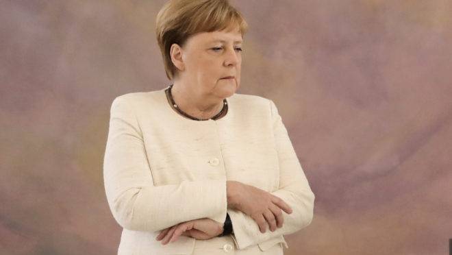 A chanceler alemã Angela Merkel sofreu um novo tremor durante cerimônia no palácio presidencial Bellevue, em Berlim