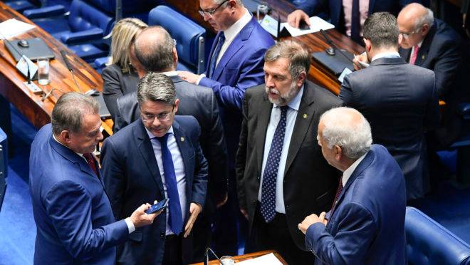 Senadores do Paraná reunidos em plenário