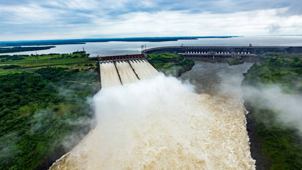usina com vertedouro de águas aberto