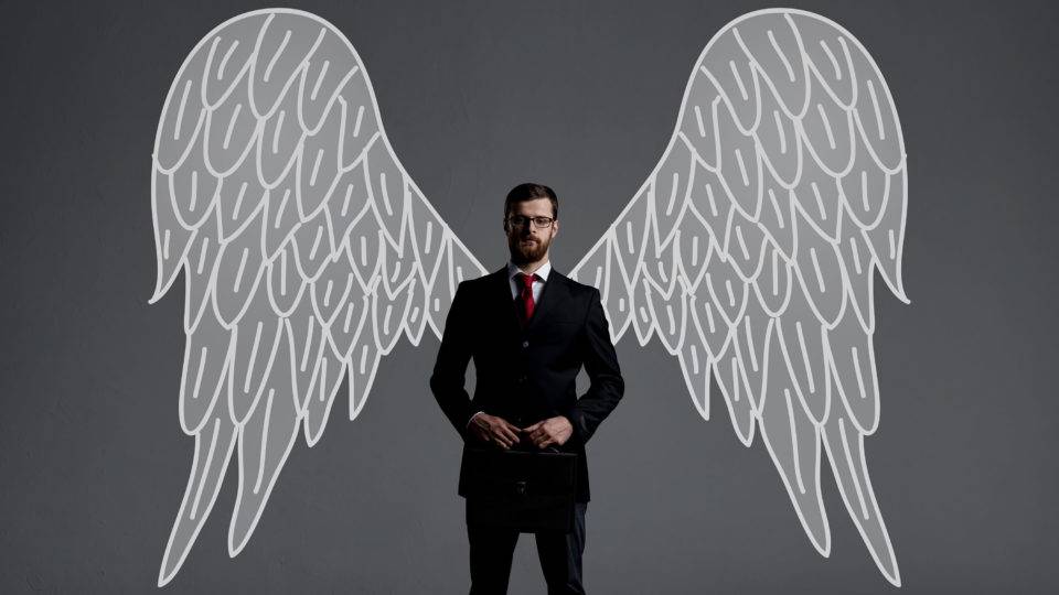 Executivo com asas simboliza o investimento-anjo