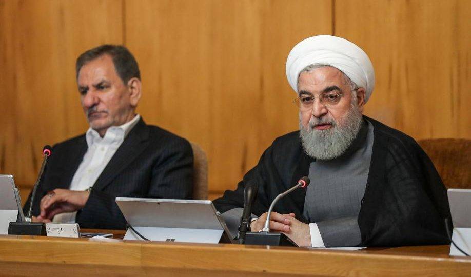 O presidente do Irã, Hassan Rouhani (à direita), e o primeiro-vice-presidente Eshaq Jahangiri em uma reunião do gabinete em Teerã