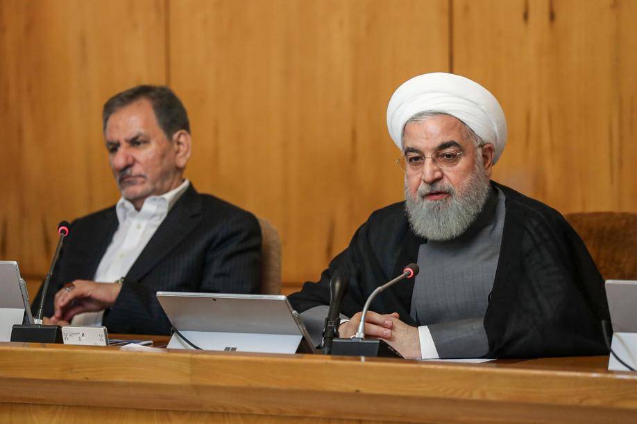 O presidente do Irã, Hassan Rouhani (à direita), e o primeiro-vice-presidente Eshaq Jahangiri em uma reunião do gabinete em Teerã