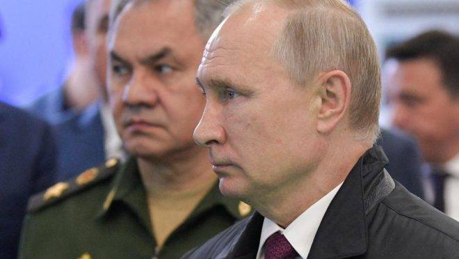 O presidente da Rússia, Vladimir Putin, ao lado do ministro da Defesa, Sergei Shoigu, visita a exposição Army 2019 em Alabino, na região de Moscou, 27 de junho