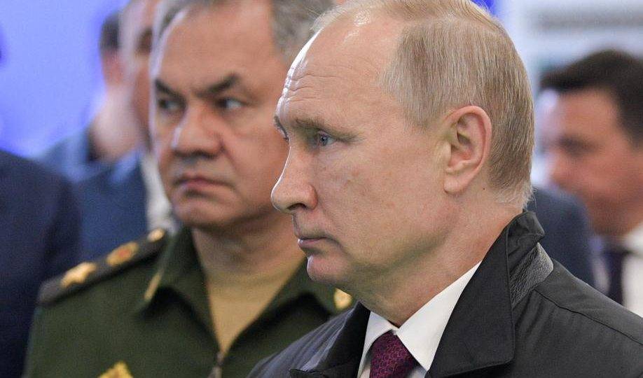 O presidente da Rússia, Vladimir Putin, ao lado do ministro da Defesa, Sergei Shoigu, visita a exposição Army 2019 em Alabino, na região de Moscou, 27 de junho