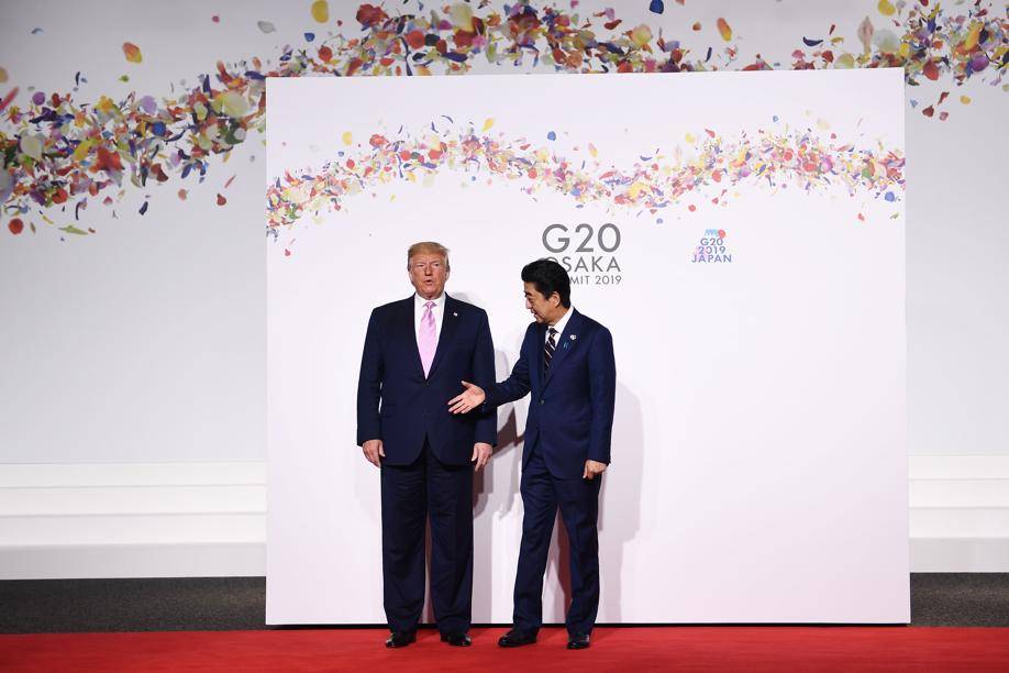 O presidente dos Estados Unidos, Donald Trump, e o primeiro-ministro do Japão, Abe Shinzo, durante a cúpula do G20 em Osaka, Japão, em 28 de junho