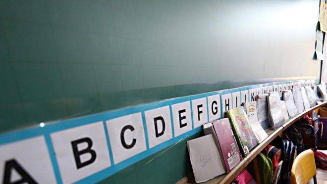 A imagem mostra um quadro-negro com letras: a nova avaliação internacional deverá ser uma das ferramentas adotadas pelo governo para mostrar que o método fônico é mais eficaz para a alfabetização e ensino da leitura se comparado a abordagens construtivistas.
