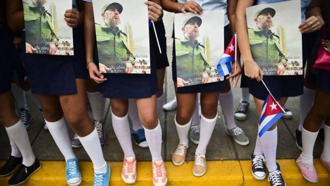 Estudantes em Cuba exibem livro de Fidel Castro, em foto de dezembro de 2016.