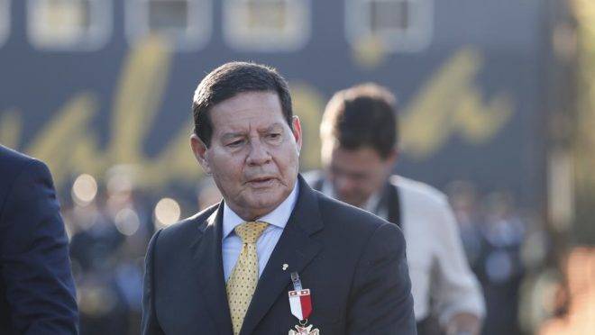 Vice-presidente, Hamilton Mourão, recebeu cubanos e argentinos sem a presença de Bolsonaro.