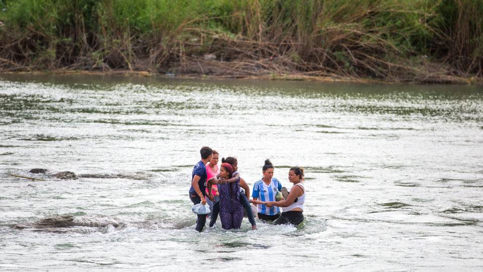 Um grupo de migrantes centro-americanos tenta cruzar o Rio Grande para chegar em Eagle Pass, Texas, 24 de maio