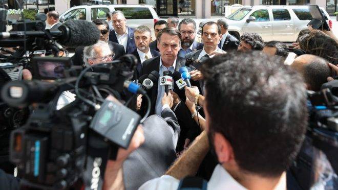 O presidente da República, Jair Bolsonaro, fala à imprensa em Dallas, no Texas (EUA).