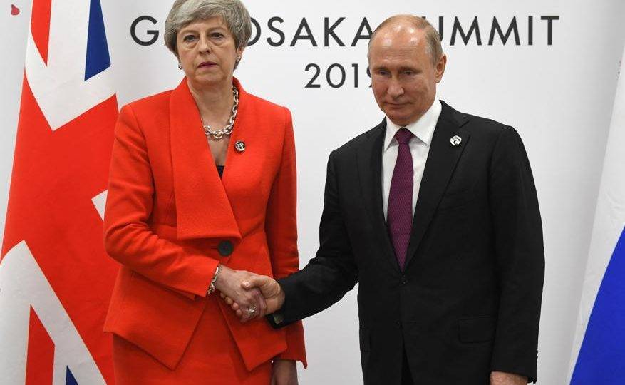 Theresa May e Putin se encontram pela primeira vez após caso de envenenamento Theresa May e Putin se encontram pela primeira vez após caso de envenenamento