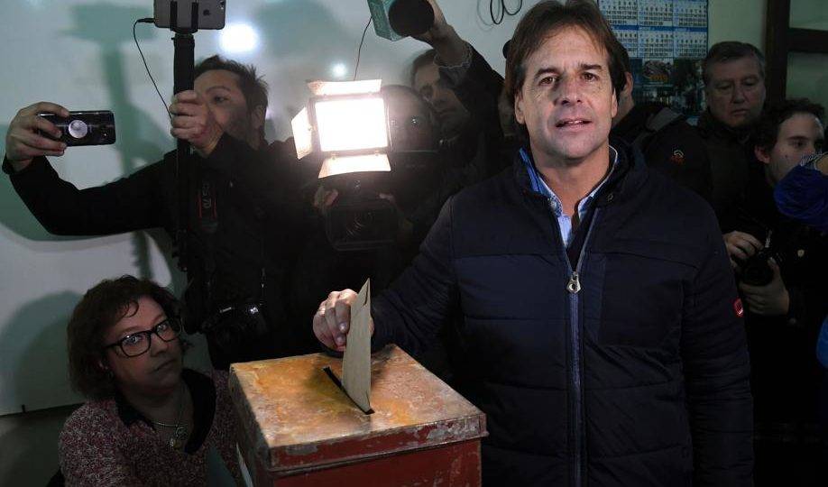 Pré-candidato à presidência do Uruguai Luis Lacalle Pou vota durante eleições primárias em Canelones, 30 de junho
