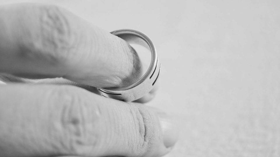 Por que a queda no número de casamentos afeta a todos As famílias são a base da civilização e estudos mostram que famílias sólidas, com pais casados, são melhores em todos os indicadores.