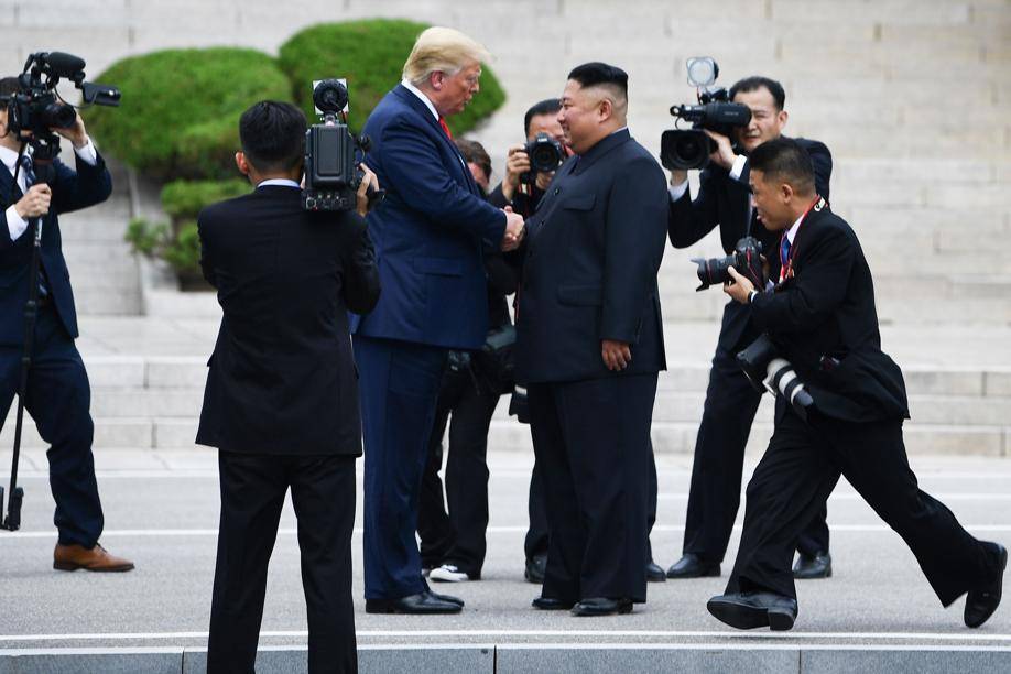 O presidente dos EUA, Donald Trump, cumprimenta o ditador da Coreia do Norte, Kim Jong-un, na zona desmilitarizada na fronteira entre as Coreias, 30 de junho