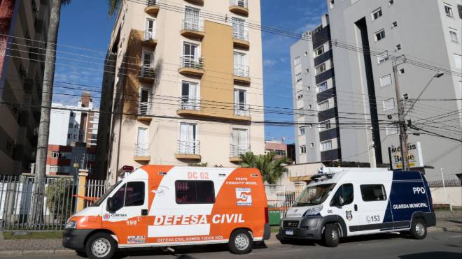Viaturas da Defesa Civil e da Guarda Municipal de Curitiba mantinham o prédio onde houve a explosão interditados nesta segunda-feira.
