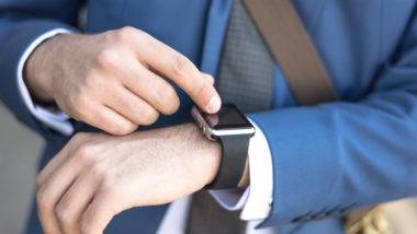 Apps e pulseiras também servirão para monitorar produtividade de funcionários Executivo usando um relógio inteligente.
