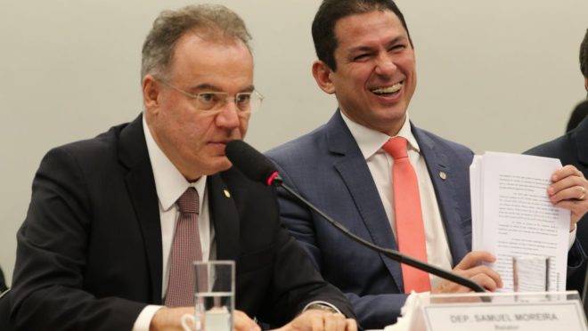 O relator da reforma da Previdência na Comissão Especial da Câmara dos Deputados, Samuel Moreira (à dir.), apresenta seu parecer final sobre o projeto na comissão.
