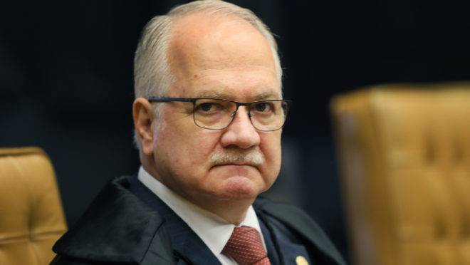 O ministro Edson Fachin abriu a divergência e defendeu a impossibilidade de redução do salário dos servidores públicos.