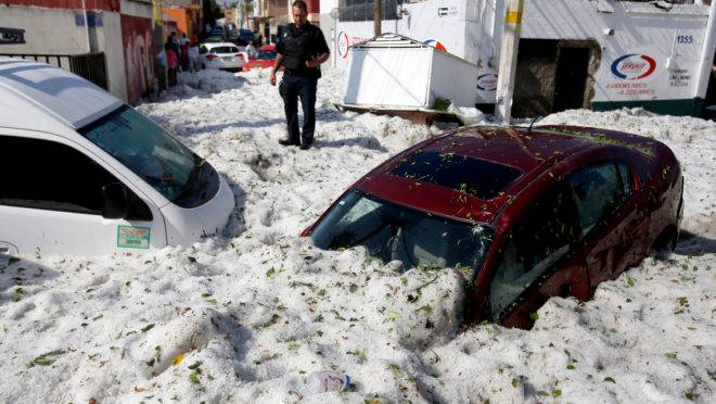 veículos enterrados em granizo na zona leste de Guadalajara