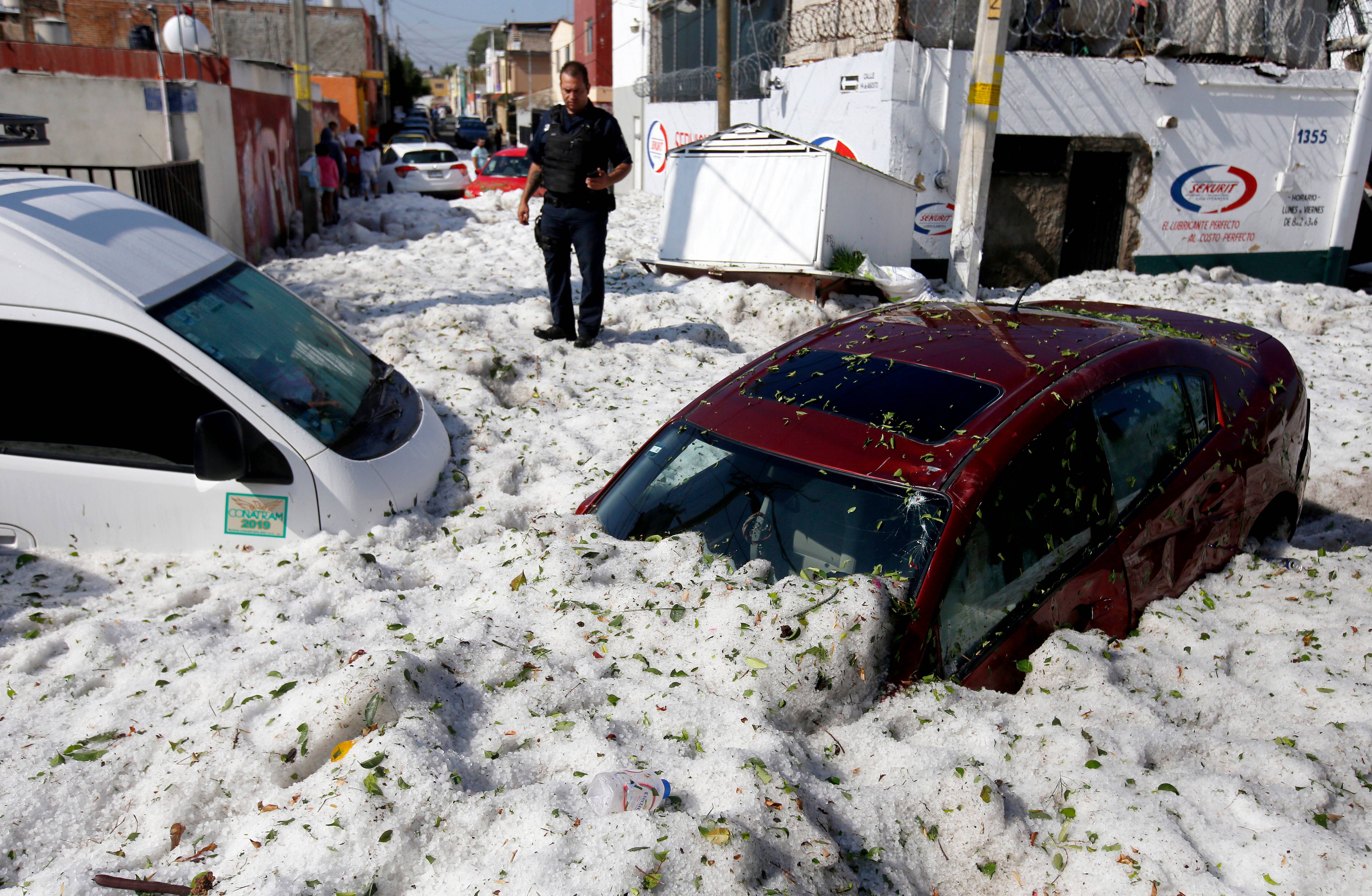 veículos enterrados em granizo na zona leste de Guadalajara