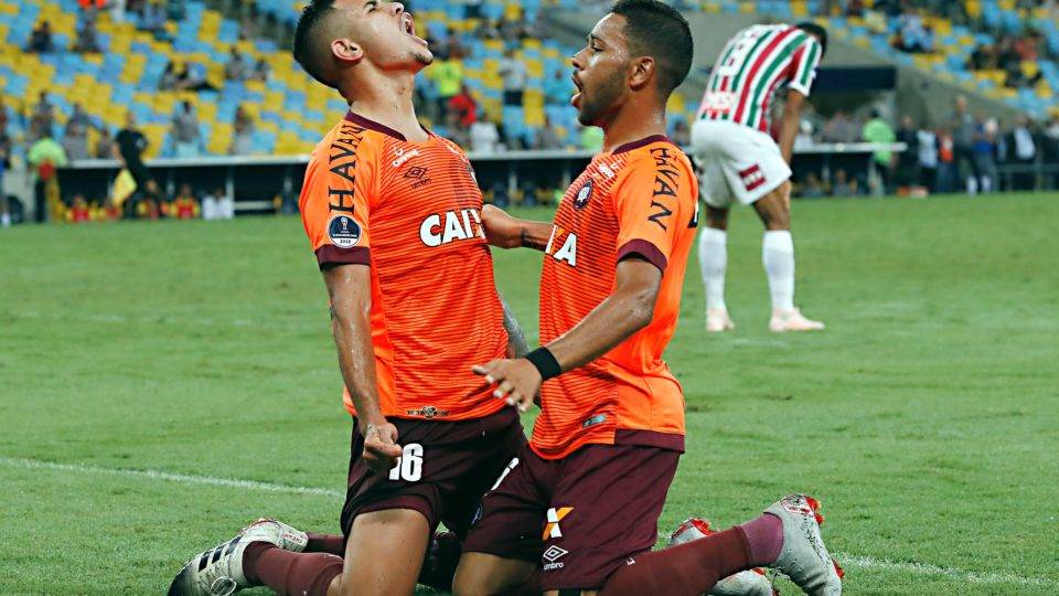 Bruno Guimarães e Renan Lodi, do Athletico.