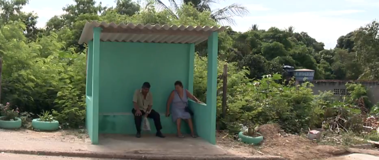 Com menos de R$500, moradores de Cariacica construíram pontos de ônibus. Foto: Reprodução Com menos de R$500, moradores de Cariacica construíram pontos de ônibus. Foto: Reprodução