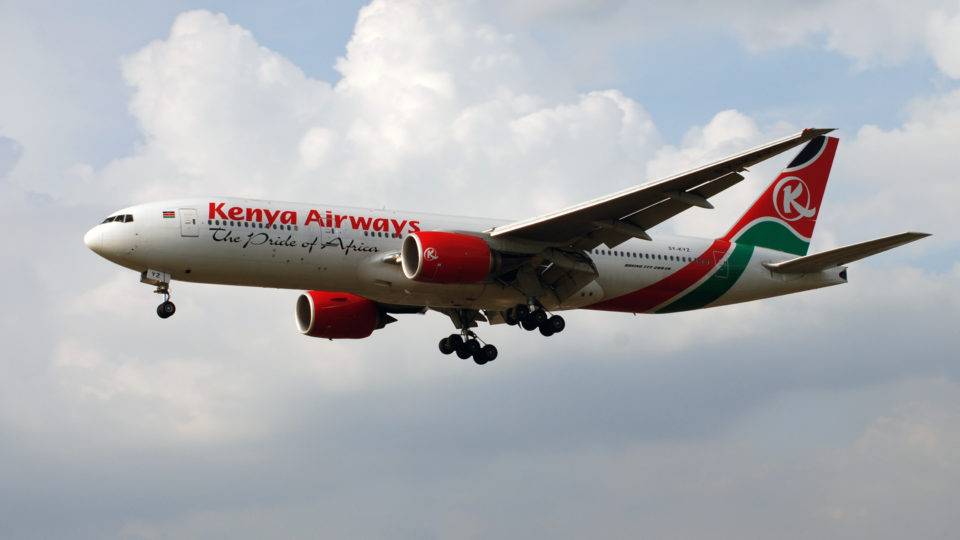 Homem estaria no compartimento do trem de pouso de um avião da Kenya Airlines