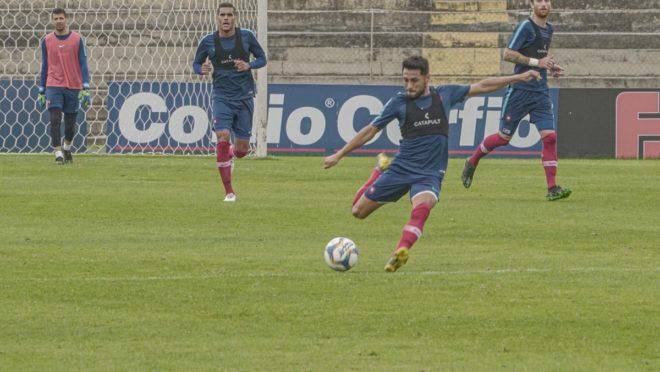 Meia Carrizo, do Cerro, chuta do meio de campo e encobre o goleiro do Paraná Clube