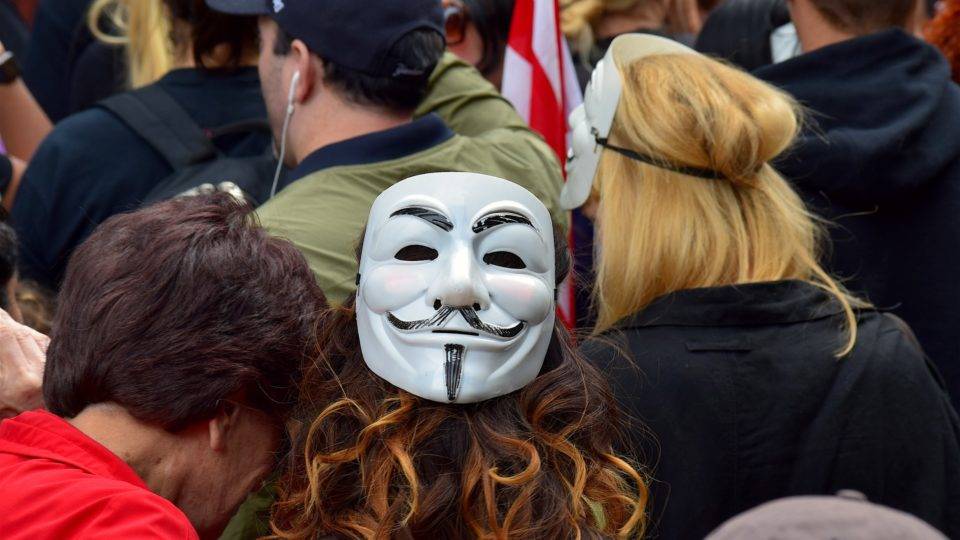 Multiplicam-se pelos campi norte-americanos protestos motivados por histórias falsas de crimes de ódio.