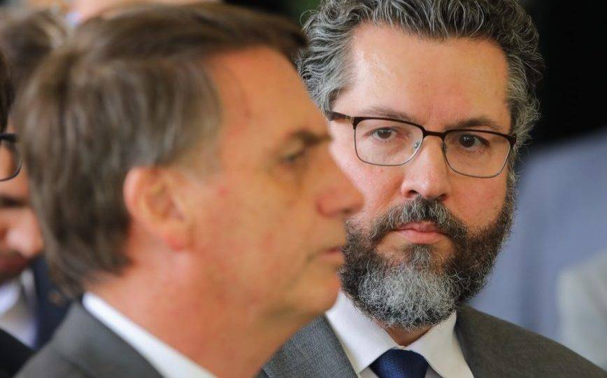 Itamaraty, STF e a ideologia de gênero O ministro das Relações Exteriores, Ernesto Araújo, olha para o presidente Jair Bolsonaro