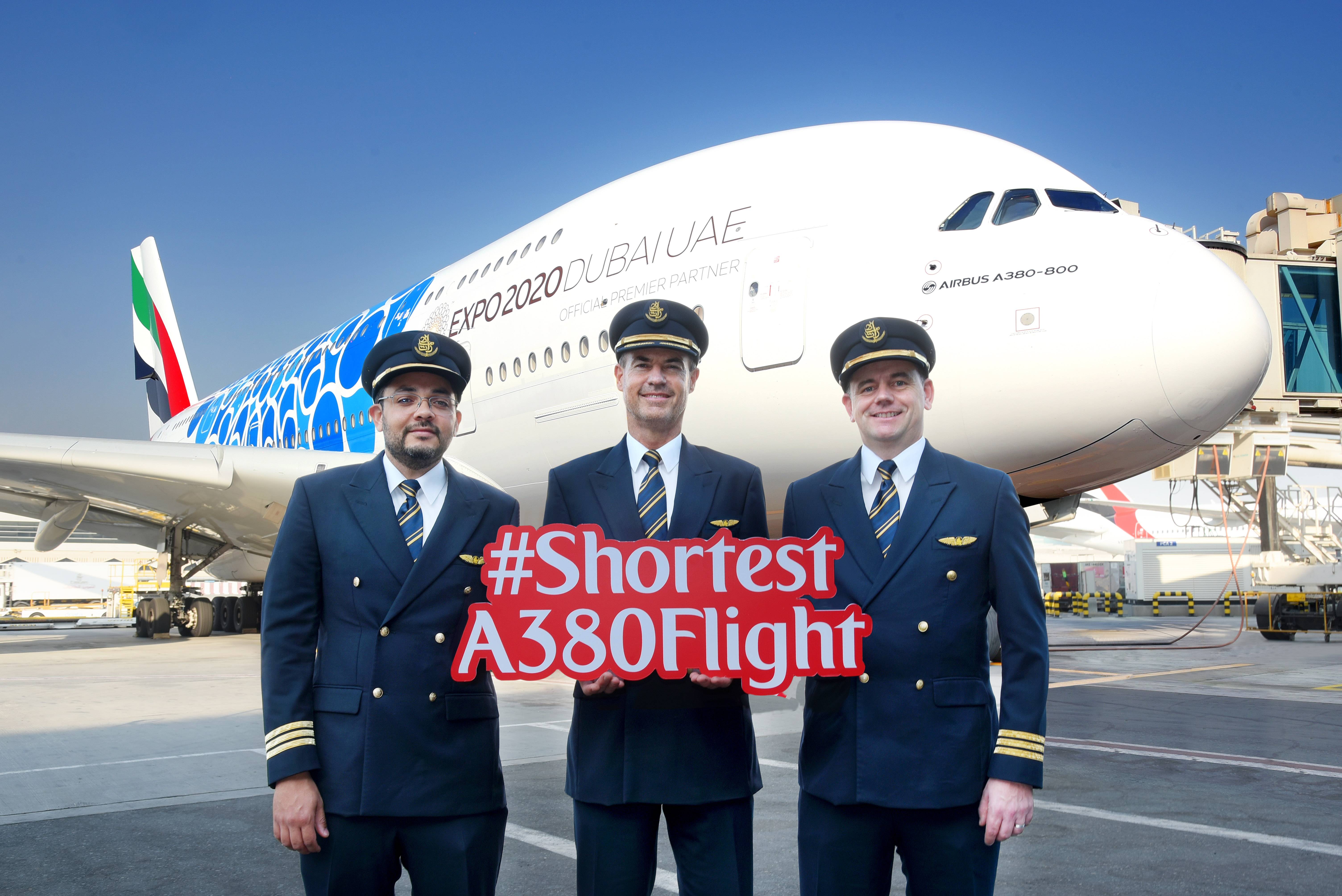 Tripulantes da Emirates celebram o menor voo realizado com um Airbus 380