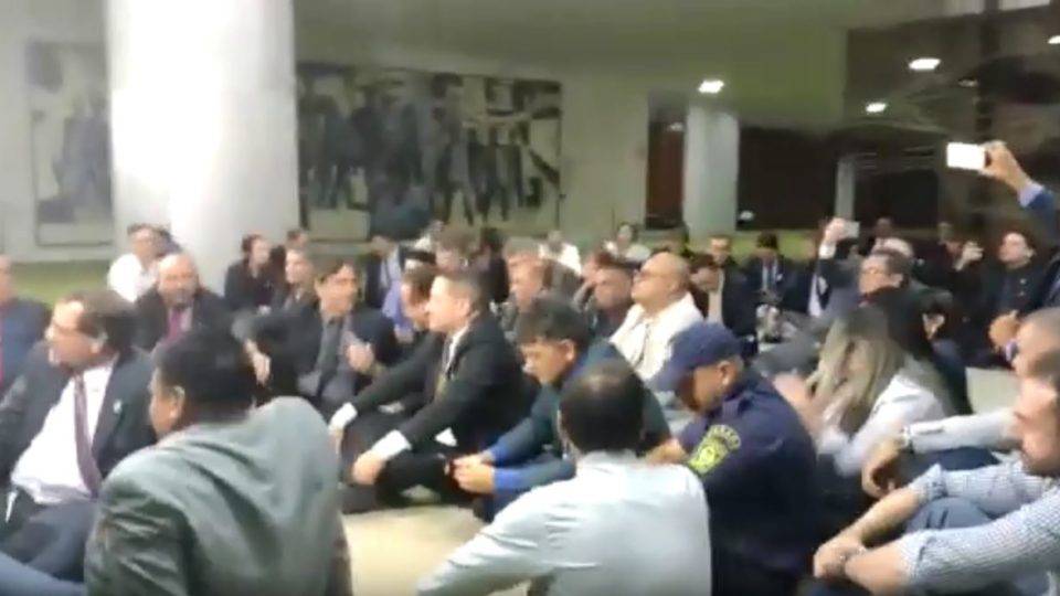 Vídeo: “Acabou o amor, Bolsonaro traidor”, protestam policiais protesto-policia-bolsonaro