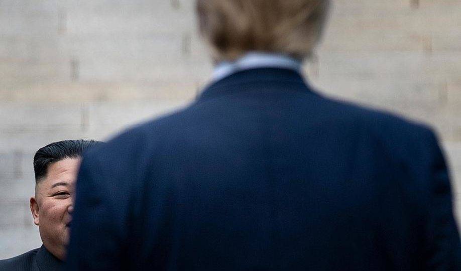 O presidente dos Estados Unidos, Donald Trump, aguarda na linha de demarcação pelo ditador da Coreia do Norte, Kim Jong-un, na zona desmilitarizada na fronteira entre as Coreias, em Panmunjom, 30 de junho