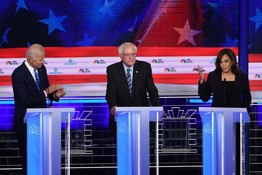 Pré-candidatos à presidência dos EUA do Partido Democrata Joe Biden (à esquerda), Bernie Sanders e Kamala Harris, durante debate no dia 27 de junho