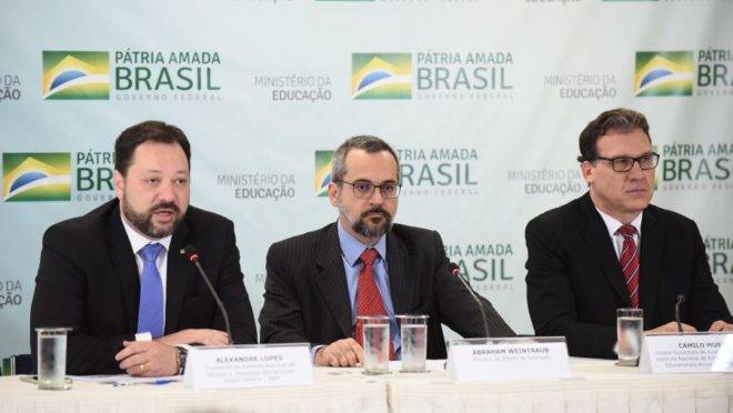 A imagem mostra o presidente do Inep Alexandre Lopes, o ministro da Educação Abraham Weintraub e Camilo Mussi, diretor do Inep.