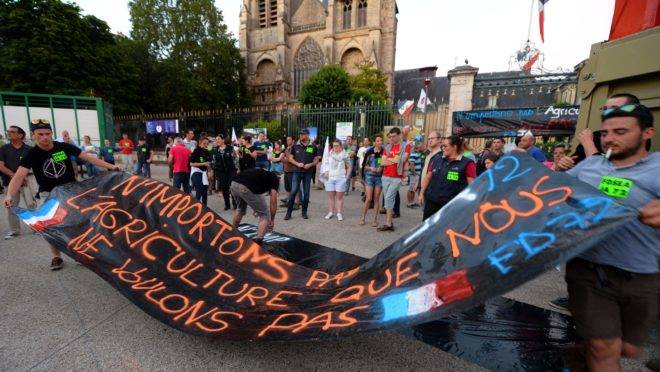 Le Mans: agricultores carregam faixa dizendo “Não vamos importar uma agricultura que não queremos”