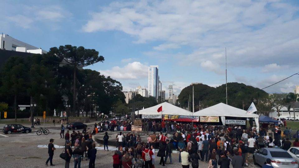 Servidores estaduais em protesto em frente ao Palácio Iguaçu