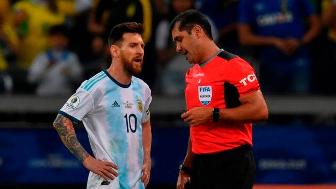 Messi conversa com o árbitro Roddy Zambrano, do jogo entre Brasil e Argentina.