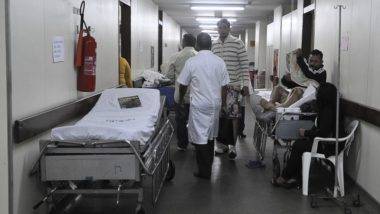 Saúde é menos afetada por bloqueio de Bolsonaro. Mas orçamento aperta de outras formas Leito no corredor de hospital.