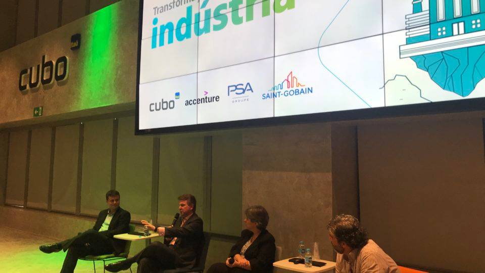 Pessoas em evento sobre transformação digital na indústria no Cubo Itaú