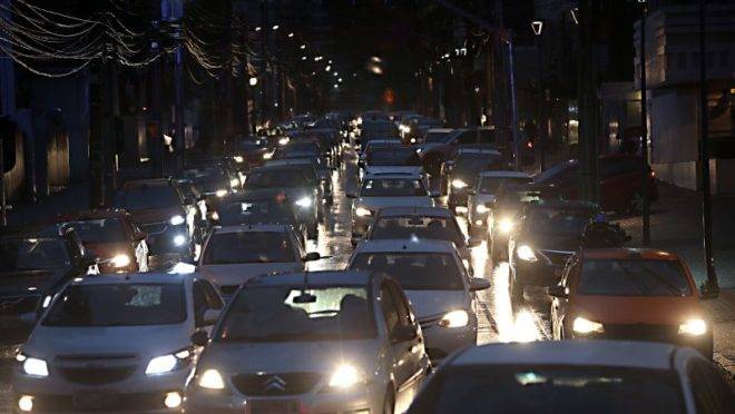 Fila de automóveis na Rua Brigadeiro Franco, em Curitiba