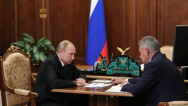 Presidente russo, Vladimir Putin, e o ministro da Defesa, Sergei Shoigu, conversam sobre o acidente em um submersível